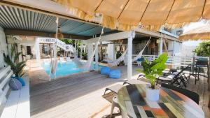拉帕尔格拉拉甲玛卡宾馆的一个带吊床的庭院和一个游泳池