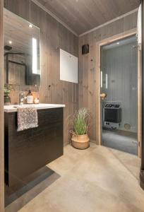 斯特兰达Exclusive Cabin Apartment with Sauna - 501的厨房设有木墙和植物台面