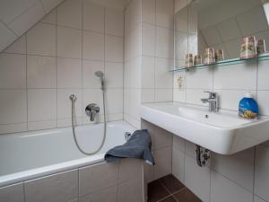 斯匹科罗格Alte Wäscherei的白色的浴室设有水槽和淋浴。