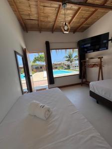 索里托斯Costa Nueva的一间卧室配有一张床,享有游泳池的景色
