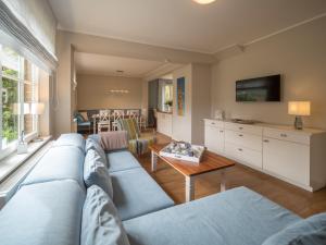 斯匹科罗格Spiekerhorst的客厅配有蓝色的沙发和桌子