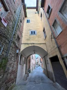 佩夏I due Ciueli的两栋建筑之间一条小巷,有拱门