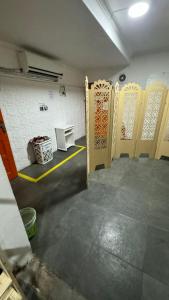 圣保罗COACHHOSTEL7的楼内一排门的房间