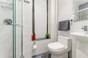 纽约2 Bedroom Luxury Unit in the Heart of Manhattan的一间带卫生间和水槽的浴室