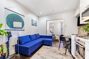 纽约2 Bedroom Luxury Unit in the Heart of Manhattan的客厅配有蓝色沙发