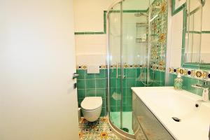 圣贝内代托-德尔特龙托Casa Vacanze del Vicario的浴室配有卫生间、盥洗盆和淋浴。