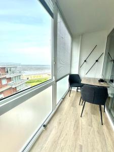 库克斯港Traumhafte Ferienwohnung - direkter Meerblick - 50m zum Strand in Cuxhaven Duhnen in 1A Lage im Haus Seehütte的海景客房 - 带书桌