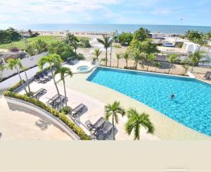 卡塔赫纳Luxury Morros Seaway Cartagena的享有度假村游泳池的顶部景致