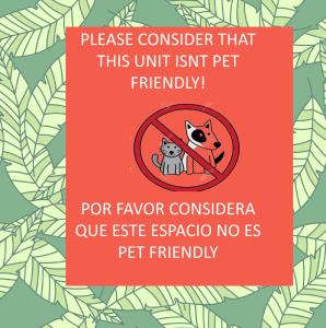 普拉亚卡门Anana Coliving的标志显示,请客人考虑该公寓不允许客人携带宠物入住。