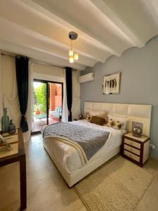 马拉喀什Villa Sofia - Golf Amelkis Marrakech的卧室设有一张白色大床和一扇窗户。