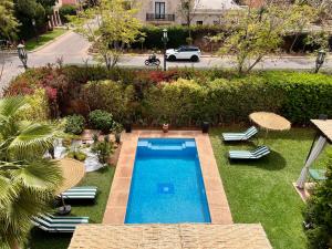 马拉喀什Villa Sofia - Golf Amelkis Marrakech的享有庭院游泳池的顶部景色