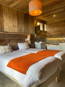 丰罗穆比利牛斯酒店的木墙客房内的一张大床