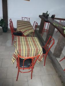 米娜克拉韦罗La Posada del Rey的桌子和椅子,上面有桌布