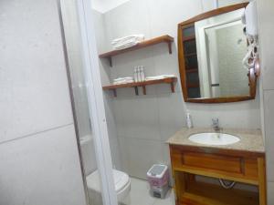 尼耶利Le Pristine Wellness and Healing Hotel的一间带水槽、镜子和卫生间的浴室