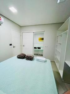 加拉尼温斯Flats Manoel Tavares 102的一间卧室配有一张大床和两个枕头