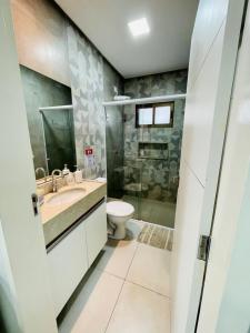加拉尼温斯Flats Manoel Tavares 102的浴室配有卫生间、盥洗盆和淋浴。