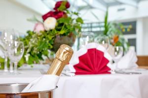 卑尔根吕根岛公园酒店的一张桌子,上面放着一瓶葡萄酒和鲜花