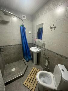 布哈拉May Weather Resort的一间带卫生间和水槽的浴室