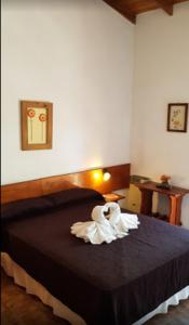 米娜克拉韦罗La Posada del Rey的一间卧室配有一张带天鹅装饰的床。