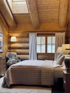 Gsteig0 Simple - The Heiti Lodge的一间卧室设有一张大床和一个窗户。