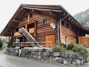 Gsteig0 Simple - The Heiti Lodge的小木屋前面设有楼梯