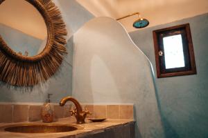 RissaniDar Haroun的一间带水槽和镜子的浴室