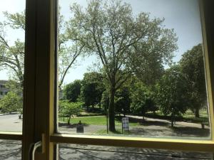 沙勒维尔-梅济耶尔Hotel Bar Restaurant Couleurs Sud的享有公园景致的窗户。
