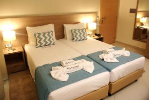 普拉亚Beramar Hotel的酒店客房,配有两张带毛巾的床