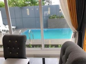 科托努Villa trois chambres avec piscine的透过窗户可欣赏到游泳池的景色