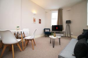布里斯托Homely 2 Bedroom Apartment in Bristol for 5 Guests的客厅配有沙发、椅子和电视