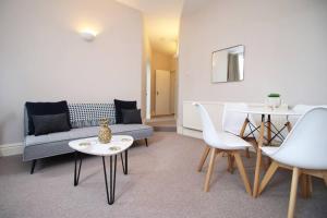布里斯托Homely 2 Bedroom Apartment in Bristol for 5 Guests的客厅配有沙发和桌子