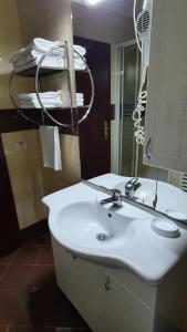 阿拉德Pensiunea Select的浴室设有白色水槽和镜子