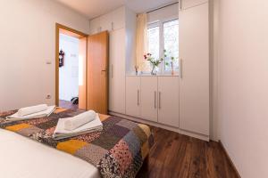 希贝尼克Villa Old Town的一间小卧室,配有两张床和窗户