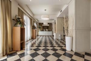 阿尔盖罗伽泰罗尼亚酒店的走廊上设有黑白格子地板
