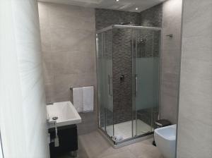卡塔尼亚CARLO'S Home的带淋浴、卫生间和盥洗盆的浴室