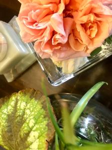 KojskoEnam Room的桌上两个装满粉红色玫瑰的花瓶