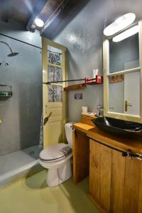 伊兹拉马斯托里斯旅馆的一间带卫生间和水槽的浴室