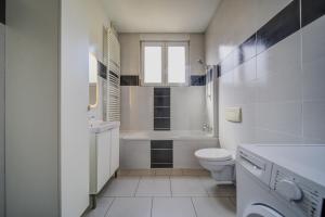 泰昂维Le Citadin - Proche Centre Ville的白色的浴室设有卫生间和水槽。