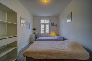 泰昂维Le Citadin - Proche Centre Ville的一间卧室设有两张床和窗户。