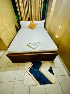 卡图纳耶克Airport City Hotel的小型客房内的一张小床,