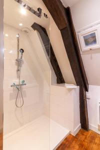 萨尔拉拉卡内达Les Chambres du "Coup de Coeur de Sarlat"的带淋浴的浴室和玻璃墙