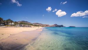 圣港Casa Yucca - Porto Santo Island的享有海滩和大海的景色