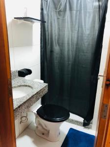 里约热内卢lindo apartamento no recreio bem pertinho da praia的浴室设有黑色淋浴帘和卫生间。