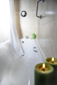多尼戈尔Donegal Manor的浴室设有浴缸,配有两把蜡烛