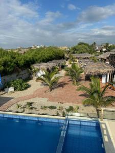 维加伊托ALAS Y ARENA的享有度假村游泳池的景致