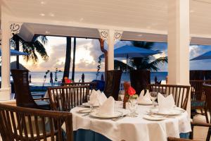 格罗斯岛BodyHoliday St Lucia的海景餐厅的餐桌