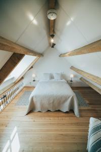 米德尔堡Gastenverblijven boerderij Het Driespan的阁楼上的卧室配有一张大床