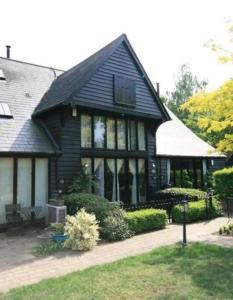 Hatfield Broad OakBARN: Sleeps 6, Stansted 12 mins的黑色房子,有黑色屋顶