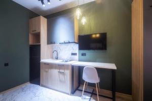 第比利斯A-Y Apartments P A4的厨房配有柜台和椅子