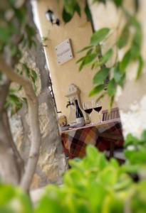 巴莱斯特拉泰Rifugio Giudeo的一张桌子,上面放着两杯葡萄酒